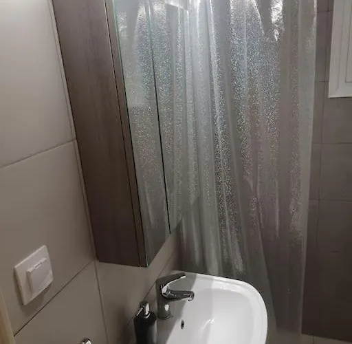 Floor Seaside Λουτράκι